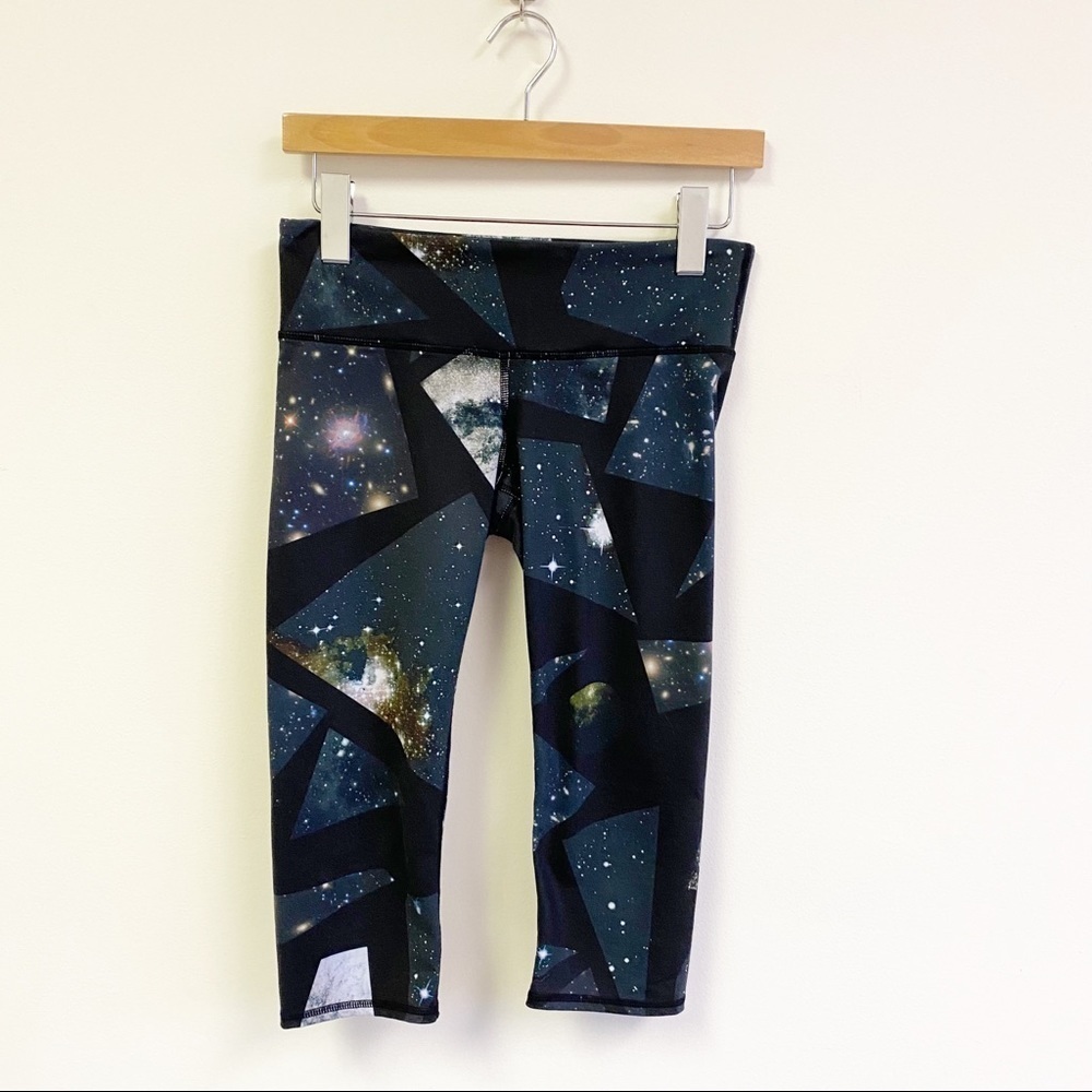 Alo Yoga ||‎ Geo Galaxy Capri Leggings Space Black XS